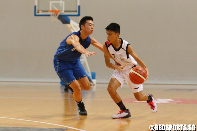 #7 of Queenstown driving against his defender. He scored a team-high 12 points in the game. (Photo  © Chan Hua Zheng/Red Sports)
