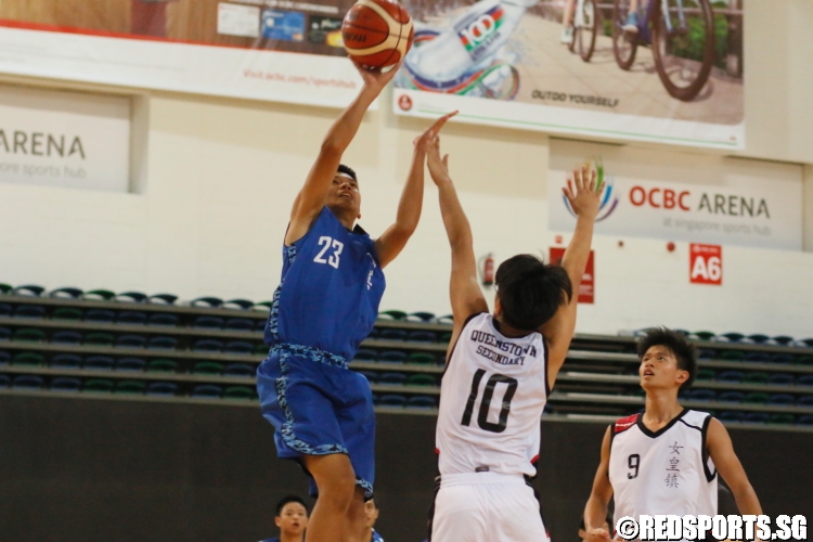 Keith Teo Zhe Ming (Yuying #23) shooting over the Queenstown defense. (Photo  © Chan Hua Zheng/Red Sports)