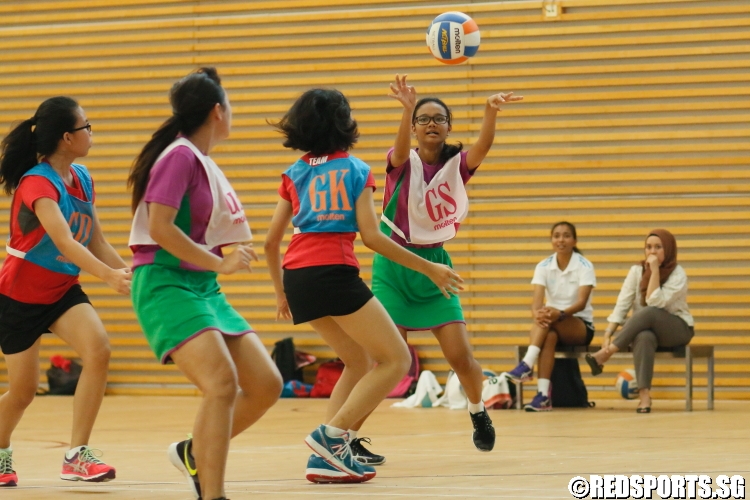 Yuan Huey (GS) passes the ball.  (Photo 11 © Dylan Chua/Red Sports)
