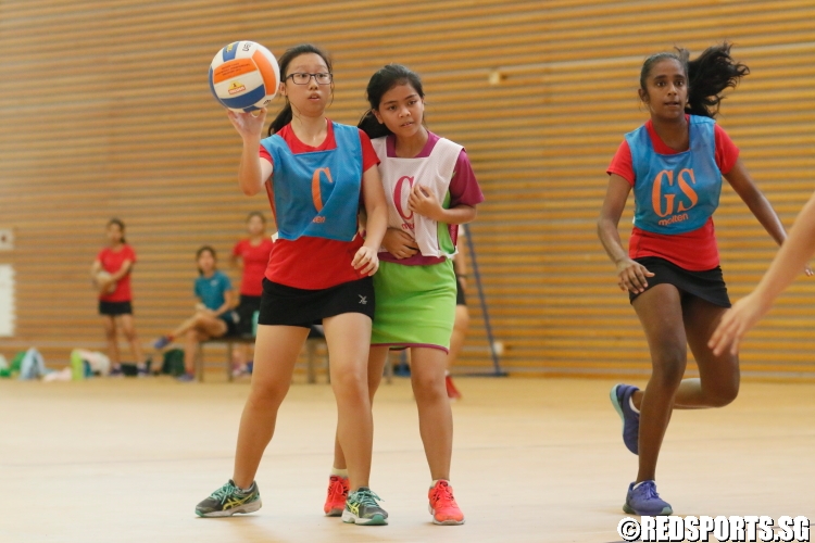 Yun Xuan (RS C) looks to pass the ball.(Photo 2 © Dylan Chua/Red Sports)