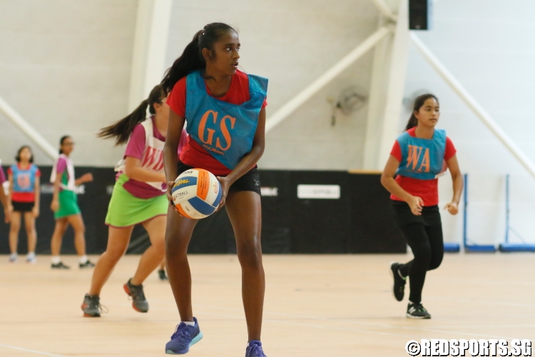 Jolynn (RS GS) grabs the ball. (Photo 5 © Dylan Chua/Red Sports)