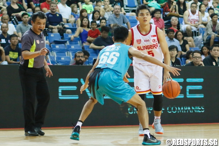 Wong Wei Long (Slingers #5) surveys the defense for an opening. (Photo  © Chan Hua Zheng/Red Sports)