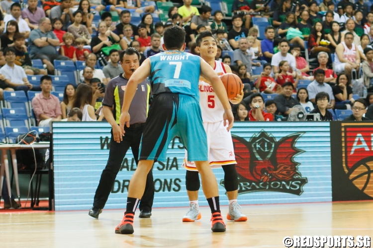 Wong Wei Long (Slingers #5) giving directions to his team on offense. (Photo  © Chan Hua Zheng/Red Sports)