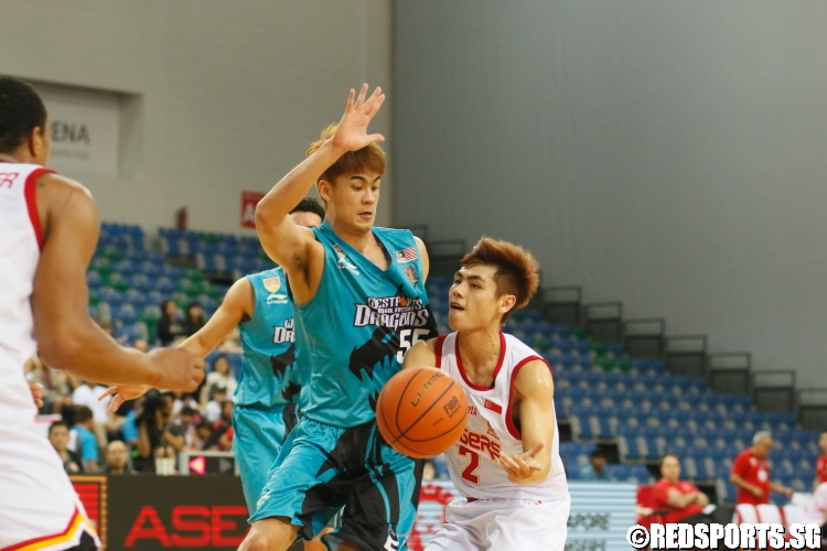 Desmond Oh (Slingers #2) dishing the ball while driving to the basket. (Photo  © Chan Hua Zheng/Red Sports)