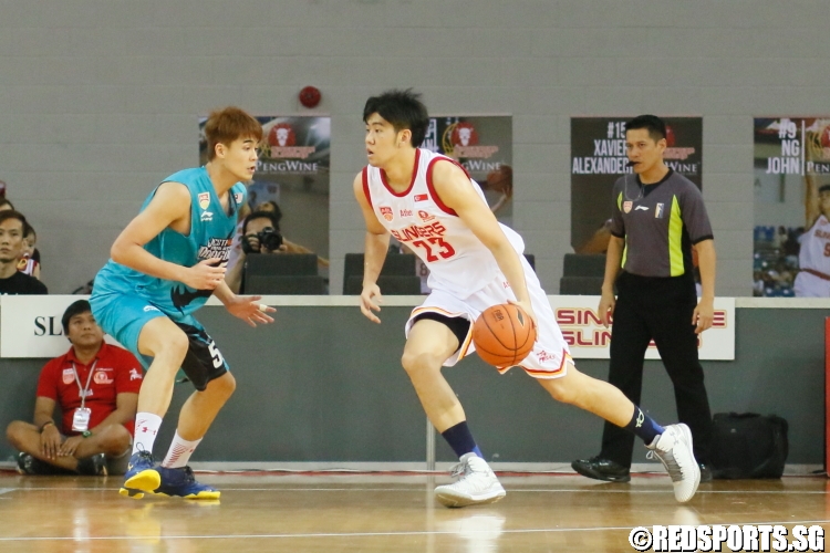 Delvin Goh (Slingers #23) driving to the hoop against the Dragons defense. (Photo  © Chan Hua Zheng/Red Sports)