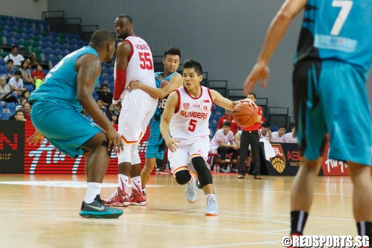Wong Wei Long (Slingers #5) slashing to the hoop through the defense. (Photo  © Chan Hua Zheng/Red Sports)
