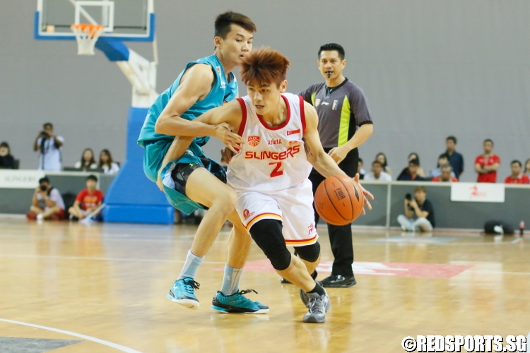 Desmond Oh (Slingers #2) blows by his defender on a drive to the basket. (Photo  © Chan Hua Zheng/Red Sports)
