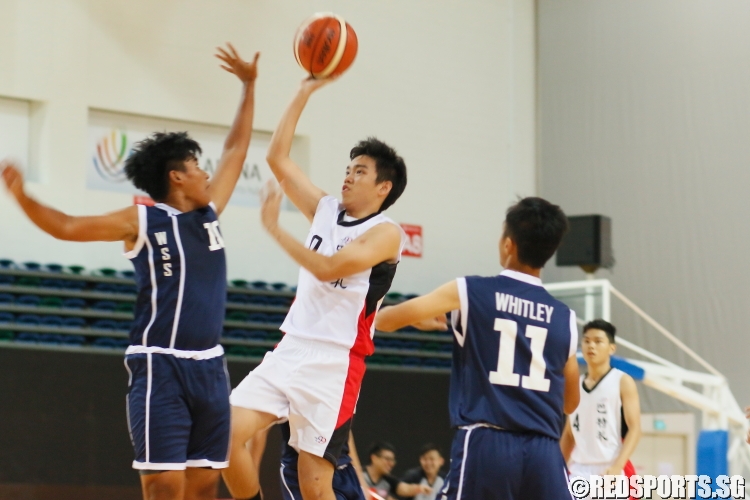 Sandra (Bartley #7) attempting a floater over his defender. (Photo 1 © REDintern Chan Hua Zheng)