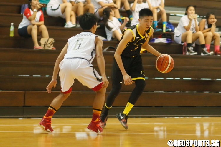 Justin Ng Kum Fook (YCK #10) looks to drive to the hoop. (Photo  © Chan Hua Zheng/Red Sports)