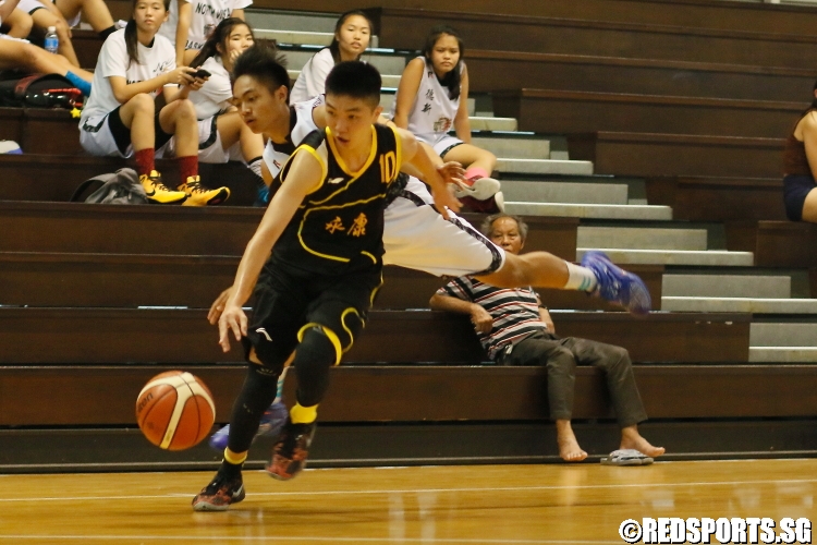 Justin Ng Kum Fook (YCK #10) slashes past his defender on his wat to the hoop. (Photo  © Chan Hua Zheng/Red Sports)