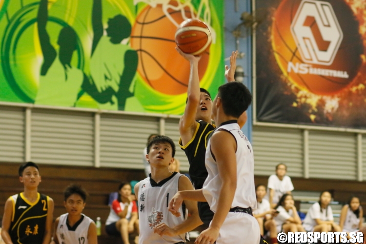 Justin Ng Kum Fook (YCK #10) shooting over his defender. (Photo  © Chan Hua Zheng/Red Sports)