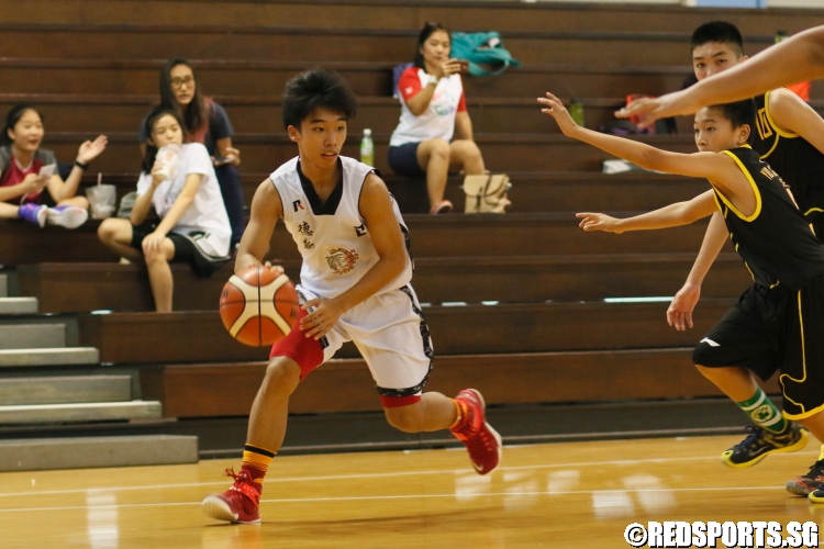 Nicholas Tay Zhi Kang (#6) slashing past his defender to the hoop. (Photo  © Chan Hua Zheng/Red Sports)