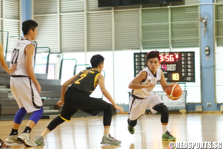 Christian Pepito (NV #19) driving to the hoop against the defense.(Photo  © Chan Hua Zheng/Red Sports)