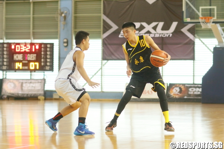 Justin Ng Kum Fook (YCK #10) surveying the defense for an opening. (Photo  © Chan Hua Zheng/Red Sports)