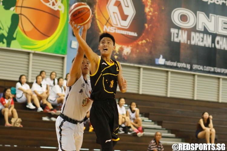Tan Terdratch Yong An (YCK #2) heavily guarded by his defender as he attempts a layup. He scored a team-high 14 points in the game. (Photo  © Chan Hua Zheng/Red Sports)