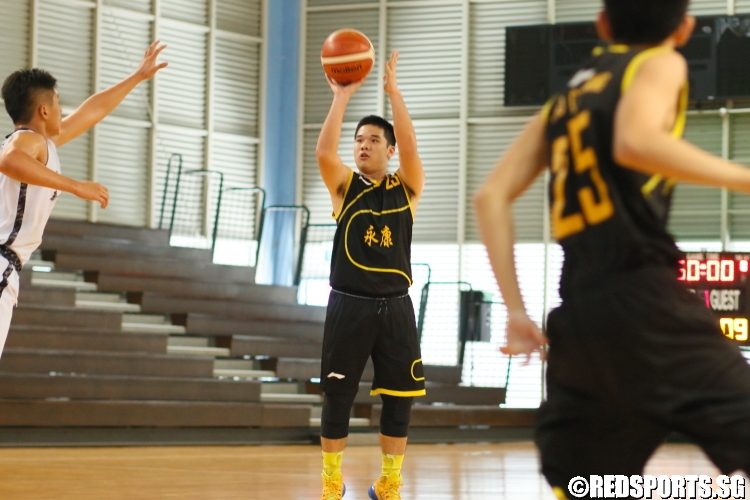 Tiong Chuan Qing (YCK #23) pulling up for a jumper. (Photo  © Chan Hua Zheng/Red Sports)