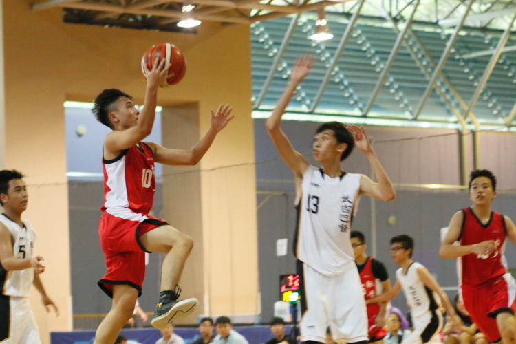 (Yuan Ching #10) goes for a lay-up. (Photo  © REDintern Dylan Chua)