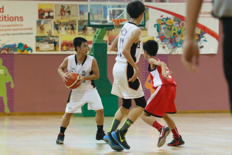 A Bukit Batok player looks to pass. (Photo  © REDintern Dylan Chua)