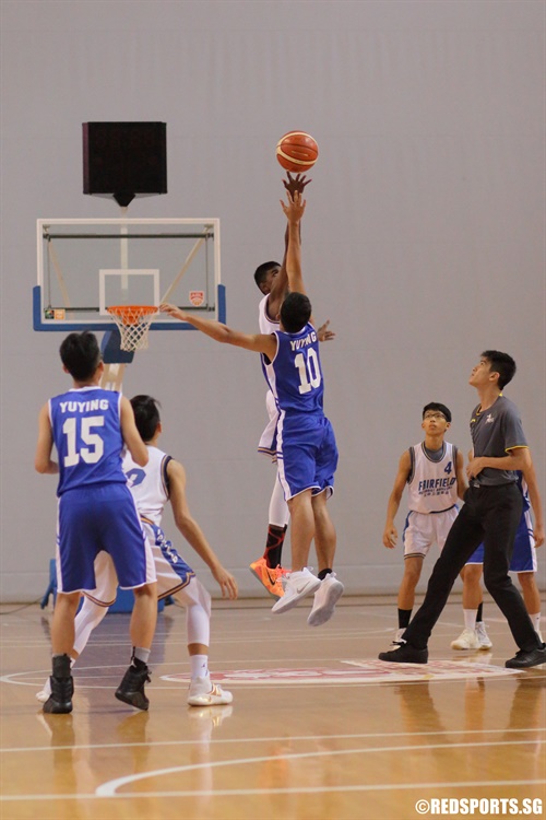 Tip-off between Fairfield Methodist and Yuying Secondary. (Photo 22 © Dylan Chua/Red Sports)