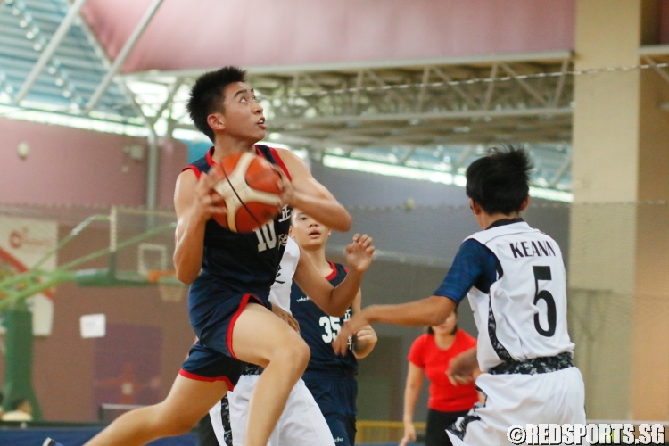 Lim Junhao (ZH #10) going up strong for a layup. (Photo  © Chan Hua Zheng/Red Sports)