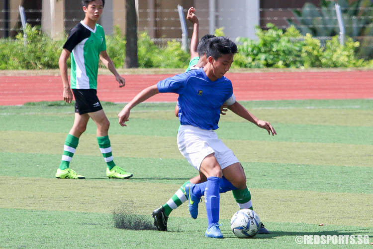 Captain Soh Ming Jun (AJC #6) dribbles the ball against TPJC. (Photo © Chua Kai Yun/Red Sports)