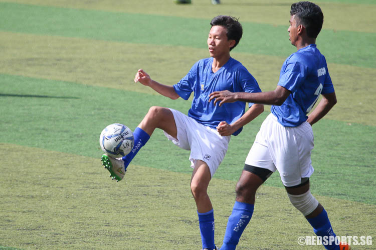 Caleb Tan (AJC #8) catches the ball. (Photo © Chua Kai Yun/Red Sports)