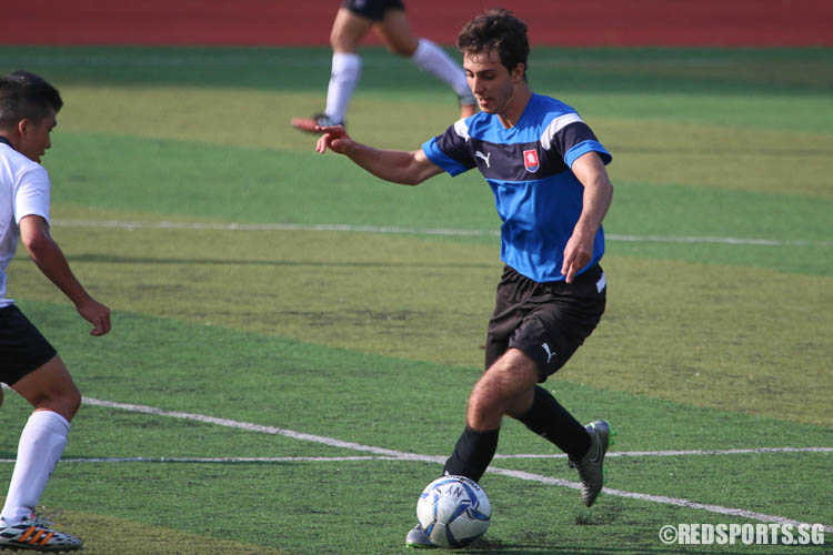 Kaloyan Petrov Caluodov (NYJC #14) dribbles the ball. (Photo © Chua Kai Yun/Red Sports)