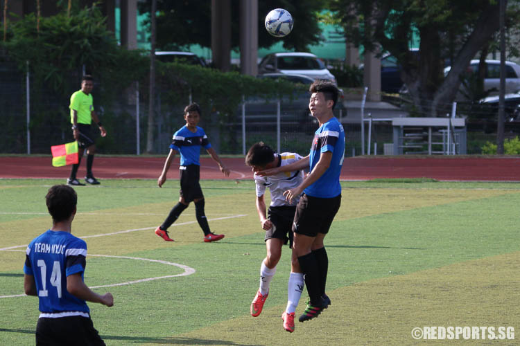 Darryl Ong (NYJC #7) goes for a header with Ervin Ang (CJC #17).(Photo © Chua Kai Yun/Red Sports)