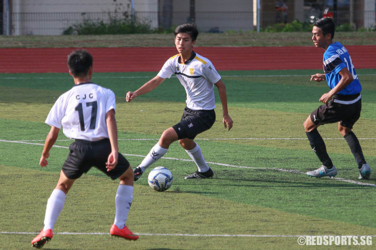 Ethan Mak (CJC #8) dribbles the ball against NYJC. (Photo © Chua Kai Yun/Red Sports)