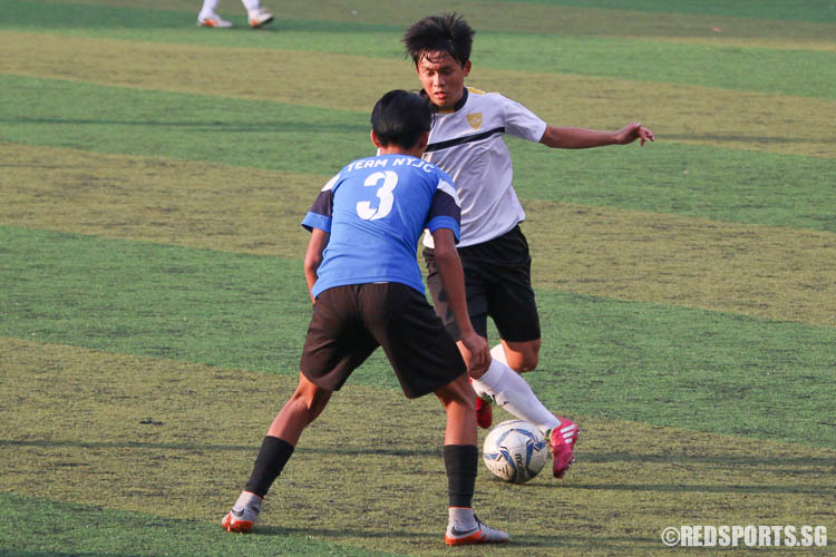 Brandon Ho (CJC #13) controls the ball against Christian Hugh Rodrigues (NYJC #3). (Photo © Chua Kai Yun/Red Sports)