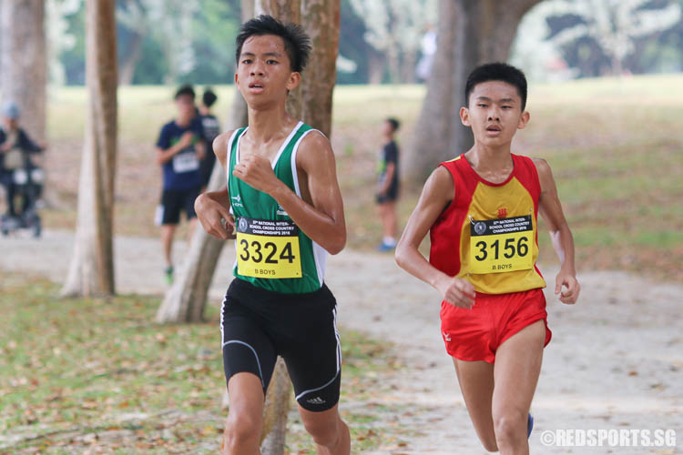 Dave Tung (#3324) of SJI and Er Wen Han (#3156) of HCI runs the 4.60km under the B Division Boys category. Tung finished fifth with a timing of 16:52.12, while Er emerged third with a timing of 16:19.45. (Photo © Chua Kai Yun/Red Sports)