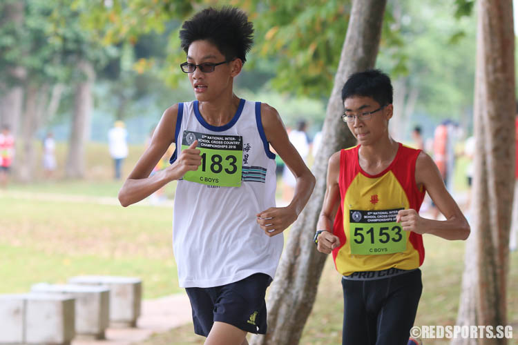 Yeo Ke-Gan (left, #5183) of MSHS and Yeo Zhi Yan (#5153) of HCI running the 3.65km route in the C Division Boys Category. Yeo Ke-Gan came in tenth with a timing of 13:57.14, while Yeo Zhi Yan emerged eighth with a timing of 13:52.84. (Photo © Chua Kai Yun/Red Sports)