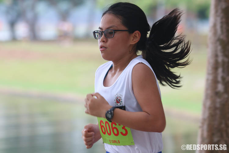 Elizabeth Liau (#6063) of SNGS emerged first in the C Division Girls category with a timing of 15:27.30. (Photo © Chua Kai Yun/Red Sports)
