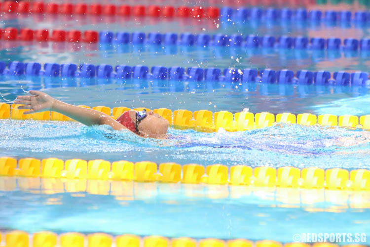 Chen Xing Tong completing her 100m backstroke race. She came in first in the 8 year old age group with a timing of 1:33.09, breaking the last meet record of 1:35.57 set by Naomi Ong in 2014. (Photo 13 © Chua Kai Yun/Red Sports)
