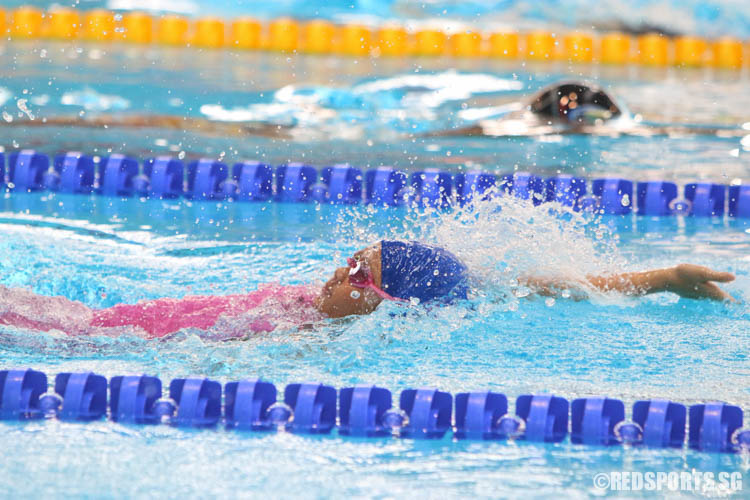 Naomi Ong in action during the 100m backstroke race. She finished second in the 10 year old age group with a timing of 1:21.07. (Photo 14 © Chua Kai Yun/Red Sports)