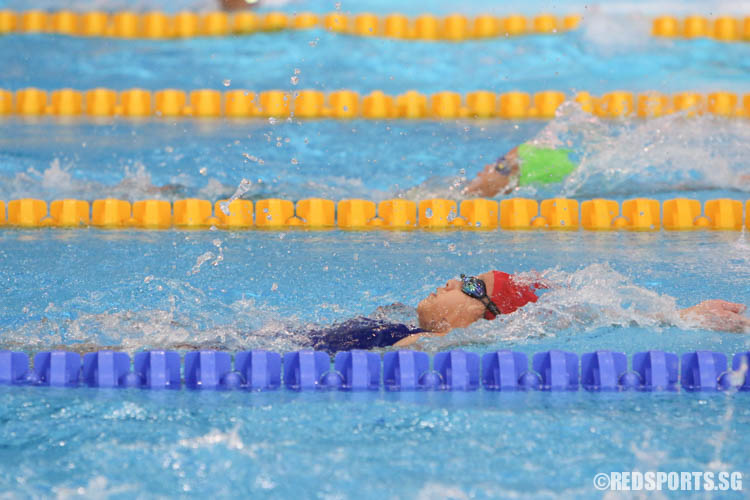 Chen Xing Tong completing her 50m backstroke race. She came in first in the 8 year old age group with a timing of 43.19. (Photo 2 © Chua Kai Yun/Red Sports)
