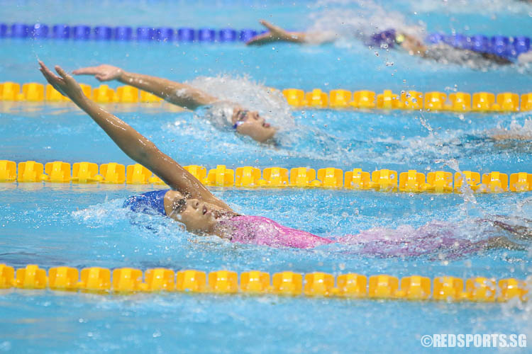 Elizabeth Khoo, 13, in action during her 100m backstroke race. She finished third in the 13-14 age group with a timing of 1:09.15. (Photo © Chua Kai Yun/Red Sports)