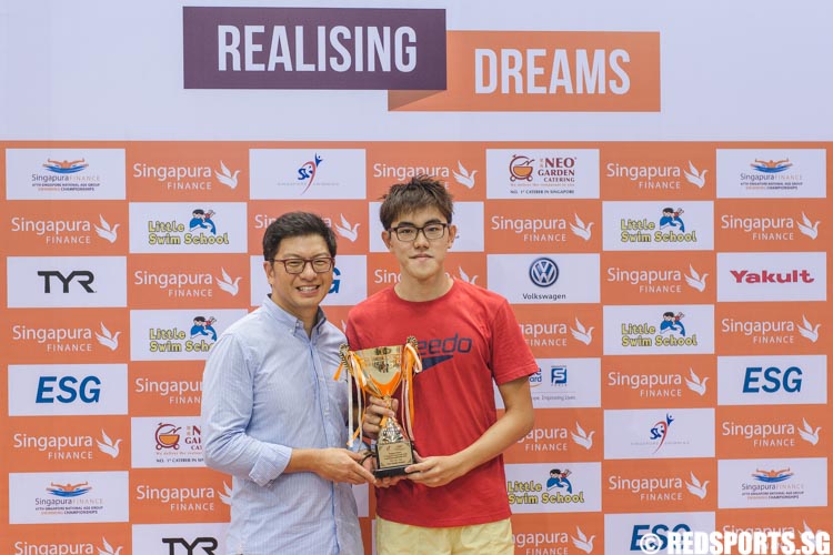 Darren Chua receives the Most Valuable Swimmer award at the 47th Singapore National Age Group Swimming Championships. He clinched three individual golds. (Photo © Soh Jun Wei/Red Sports)