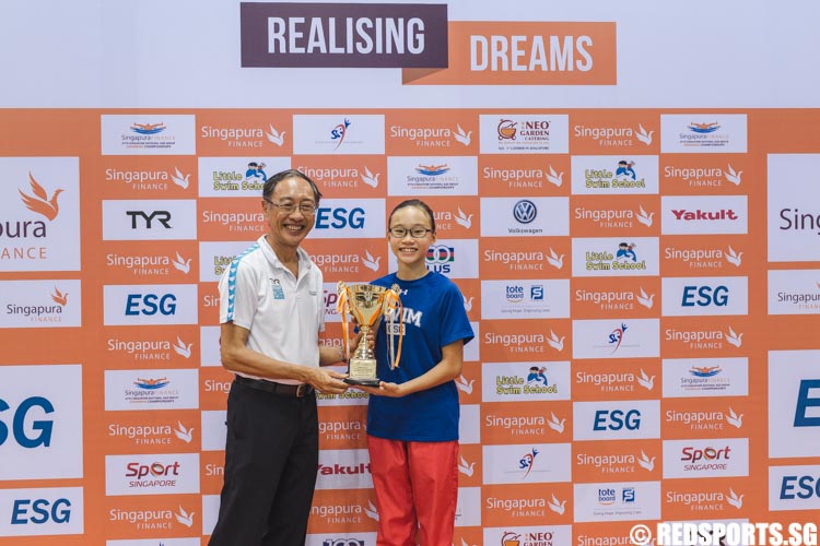 Gan Ching Hwee receives the Most Valuable Swimmer award at the 47th Singapore National Age Group Swimming Championships. She clinched four individual golds. (Photo © Soh Jun Wei/Red Sports)