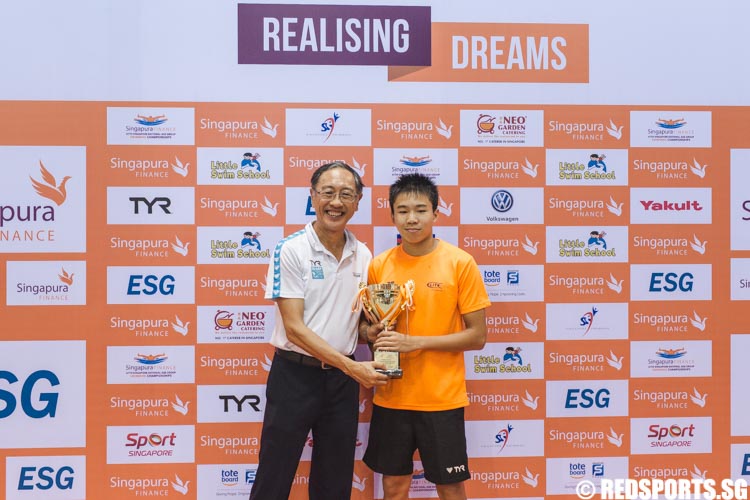 Jonathan Tan receives the Most Valuable Swimmer award at the 47th Singapore National Age Group Swimming Championships. He clinched six individual golds, with five of them being new meet records. (Photo © Soh Jun Wei/Red Sports)
