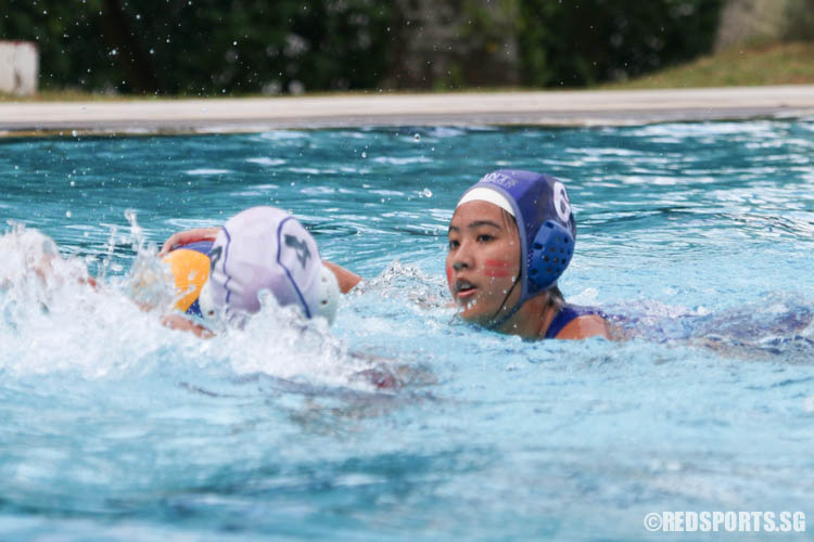 Naomi (#6) of Saint Andrew’s Junior College controls the ball against her opponent. (Photo 4 © Chua Kai Yun/Red Sports)
