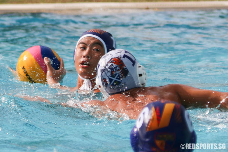 An Anglo-Chinese School (Barker Road) player looks to pass. (Photo 7 © Chua Kai Yun/Red Sports)