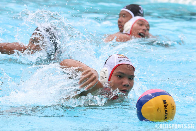 Joseph Cheng (ACSI#7) swims for the ball. (Photo 2 © Chua Kai Yun/Red Sports)