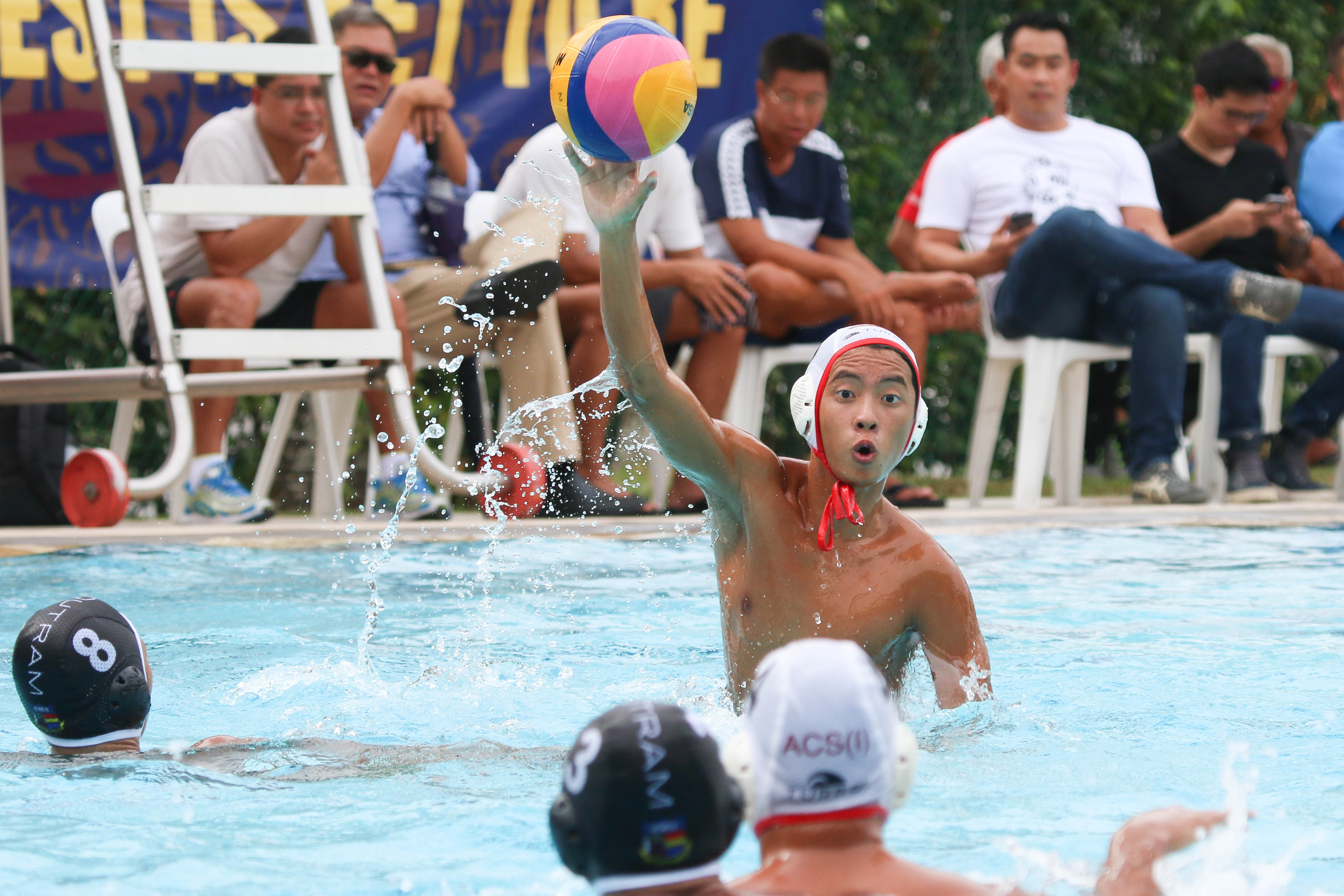 Chris Chan (ACSI #8) passes the ball to his teammate. (Photo 7 © Chua Kai Yun/Red Sports)