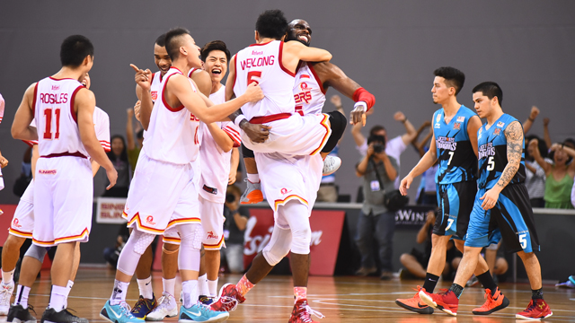 Slinger Wong Wei Long is mobbed by his teammates after scoring the game-winning buzzer beater against the Dragons. (Photo by Kuk Thew/courtesy of ABL)