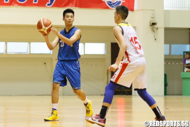 Keith Teo Zhe Ming (YYS #23) looks to pass to an open teammate. (Photo  © Chan Hua Zheng/Red Sports) 