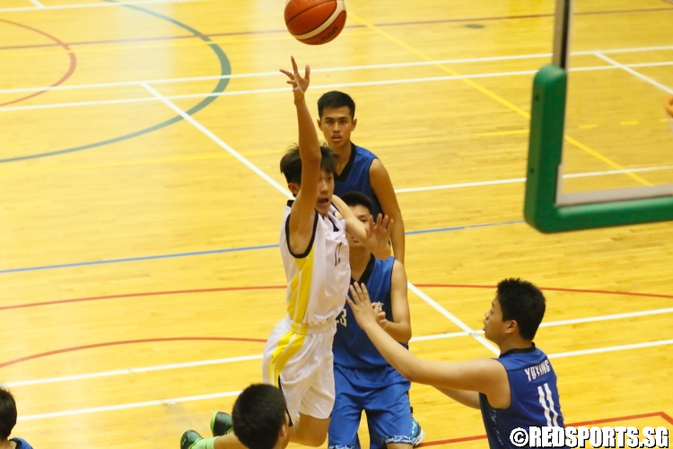 Gerald (Guangyang #12) attempts a floater over the defense. He finished with a team-high 14 points. (Photo  © Chan Hua Zheng/Red Sports)