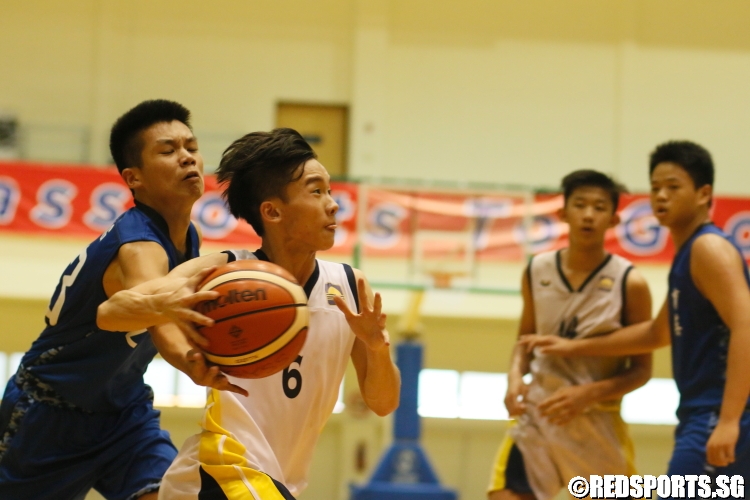 Yijian (Guangyang #6) driving strong to the basket. (Photo  © Chan Hua Zheng/Red Sports)