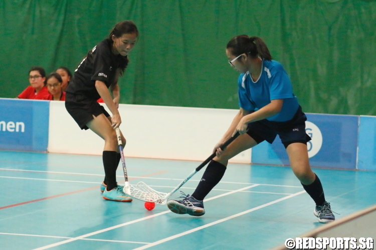 Players eyeing the loose ball. (Photo 3 © Dylan Chua/Red Sports)