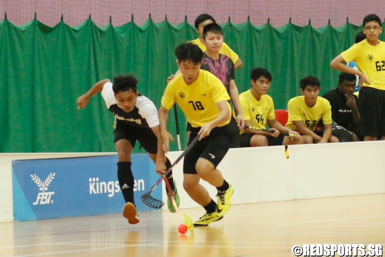 Tan Ding Feng (Victoria #78) dribbles by his defender as he attacks. (Photo  © Chan Hua Zheng/Red Sports)